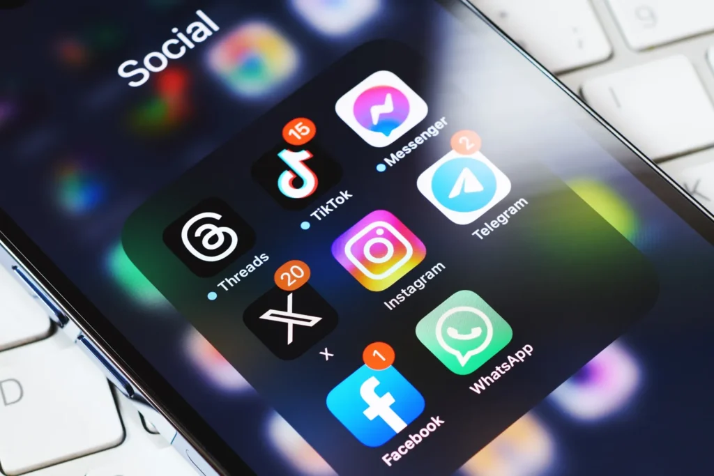 advantages and disadvantages of social media